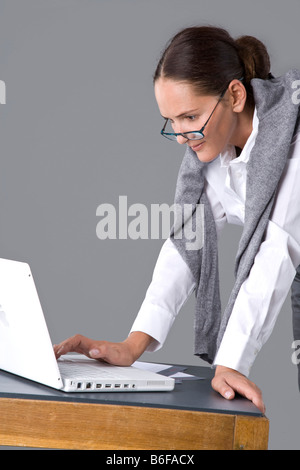 Junge Frau auf ihrem Laptop arbeiten Stockfoto