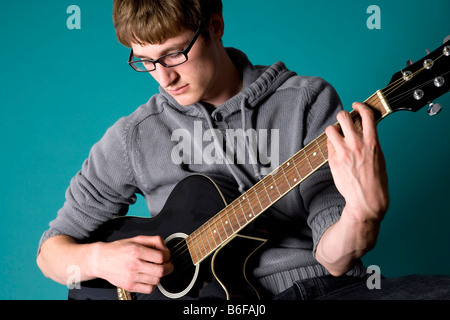 Junger Mann Gitarre spielen Stockfoto