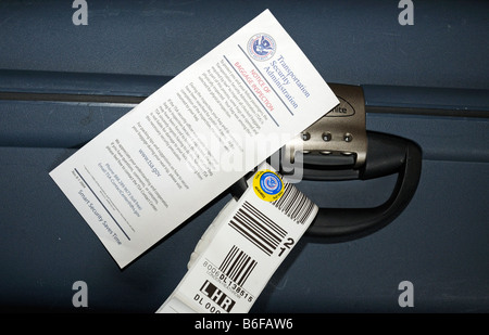 US-Heimatschutzministeriums rechtzeitig über Gepäck Nachprüfung auf Koffer Stockfoto