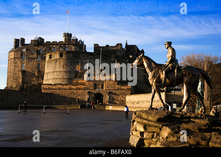 Edinburgh Castle Esplanade und die Statue von Field Marshal Earl Haig, City of Edinburgh, Schottland. Stockfoto