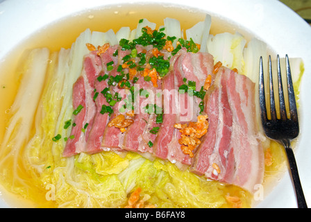 Mittagessen in der 300 Jahre alte Guangzhou Montagehalle auf Qilishantang Straße gedünsteter Chinakohl mit in Scheiben geschnittenen gesalzener Schweinebauch Stockfoto