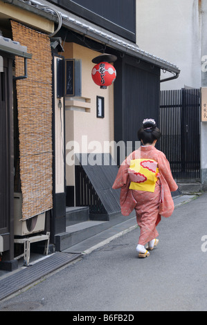 Maiko, Trainee Geisha im Stadtteil Gion zu Fuß auf dem Weg nach Odori, Kyoto, Japan, Asien Stockfoto