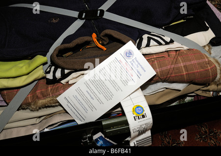 US-Heimatschutzministeriums beachten Sie Gepäck Inspektion in einer offenen Koffer Stockfoto