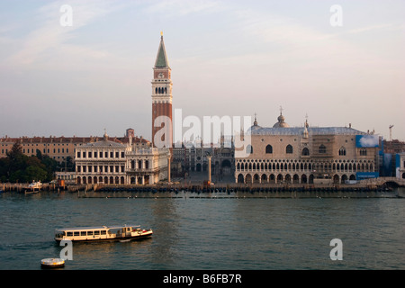 Blick von der Grand Canal St. Mark's Basilika, Campanile San Marco, Piazza San Marco Platz und der Dogenpalast in Morgen l Stockfoto