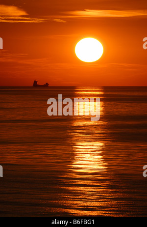 Frachtschiff auf der Nordsee vor der Einstellung Sonne, Deutschland, Europa Stockfoto