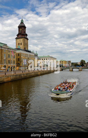 Fattighusan Kanal mit einem Ausflugsschiff und Göteborg City Museum, Göteborg, Schweden, Europa Stockfoto