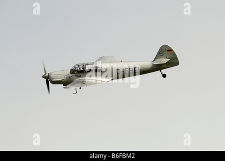 Messerschmitt BF 108 Taifun während einer tiefen Überführung Stockfoto