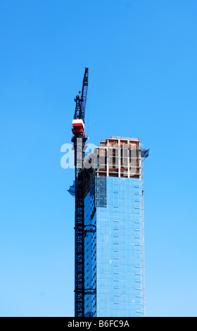 Wolkenkratzer im Bau steigt in blauer Himmel, New York City, NY, USA Stockfoto