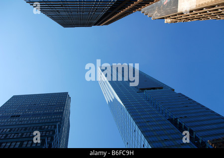 Wolkenkratzer gegen den blauen Himmel, New York City, NY, USA Stockfoto