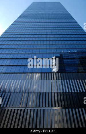 Reflexionen in der Glasfassade eines Hochhauses am Ground Zero in New York City, USA Stockfoto