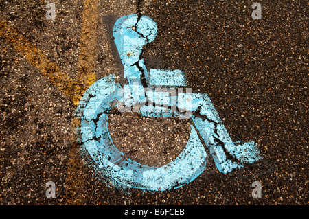 Gebrochene Zeichen für Behinderte parken, Newton, New Jersey, USA Stockfoto