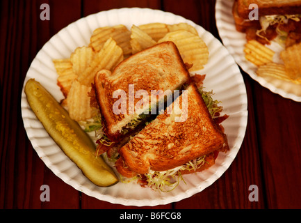 'BLT' serviert Speck Salat Tomate, mit Toast, Gurke und Chips auf einen Pappteller, Marksboro, New Jersey, USA Stockfoto