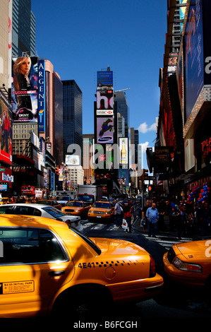 Verkehr und gelben Taxis am Times Square, New York City, NY, USA Stockfoto