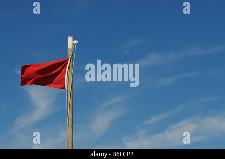 Rote Fahne, Schwimmen Warnung am Strand von Pineto, Abruzzen, Italien, Europa Stockfoto