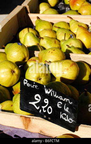 Birnen zum Verkauf an die Nimes Markt, Provence, Frankreich, Europa Stockfoto