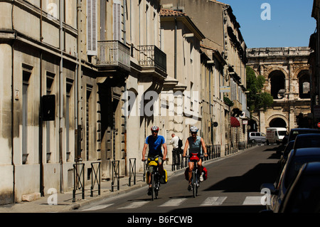 Radfahrer vor der Arena, antike Theater aus Nîmes, Provence, Frankreich, Europa Stockfoto