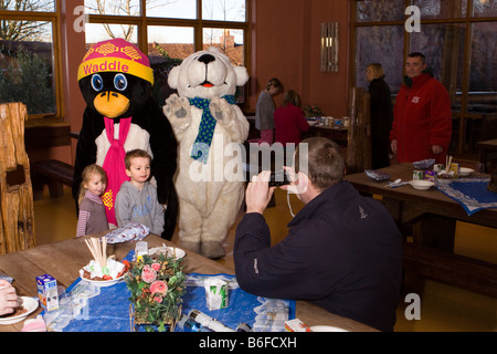 UK Cheshire Chester Zoo Frost Weihnachtsmarkt Frühstück Vater unter Bild von Kindern mit saisonal gekleidete Figuren Stockfoto