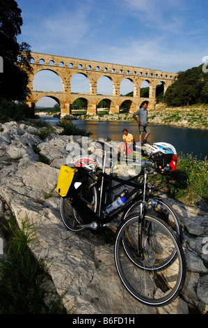 Radfahrer, Aquädukt Pont du Gard, Provence, Frankreich, Europa Stockfoto