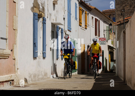 Radfahrer in Saintes Maries De La Mer, La Camargue, Provence, Frankreich, Europa Stockfoto