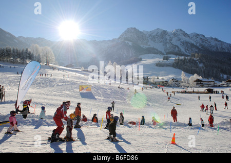 Skischule für Kinder Walchsee See, Skigebiet Zahmer Kaiser, Tirol, Austria, Europe Stockfoto