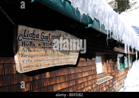 Bayerische sagen auf einem Brett auf der Stiealm-Hütte auf der Piste Idealhang-, Brauneck, die bayrischen Alpen oder die bayerischen Alpen, Ba Stockfoto