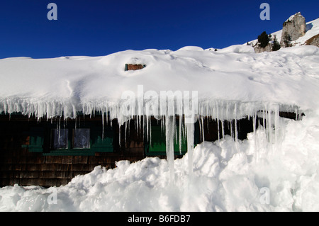 Eiszapfen hängen von der Stiealm-Hütte am Idealhang-Ski laufen, Brauneck, bayrischen Alpen oder die bayerischen Alpen, Bayern, Ge Stockfoto