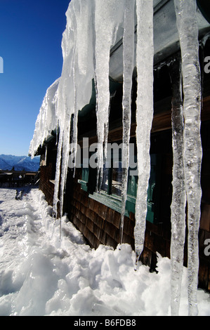 Eiszapfen hängen von der Stiealm-Hütte am Idealhang-Ski laufen, Brauneck, bayrischen Alpen oder die bayerischen Alpen, Bayern, Ge Stockfoto