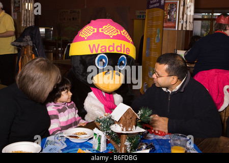 UK Cheshire Chester Zoo asiatischen Familie Weihnachtsmarkt Frost gefrühstückt mit Charakter Stockfoto