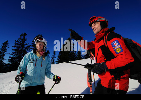 Wächter Skifahrerin und Ski im Skigebiet Spitzing, Bayerische Alpen, Oberbayern, Deutschland, Europa Stockfoto