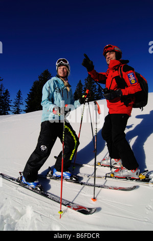 Wächter Skifahrerin und Ski im Skigebiet Spitzing, Bayerische Alpen, Oberbayern, Deutschland, Europa Stockfoto
