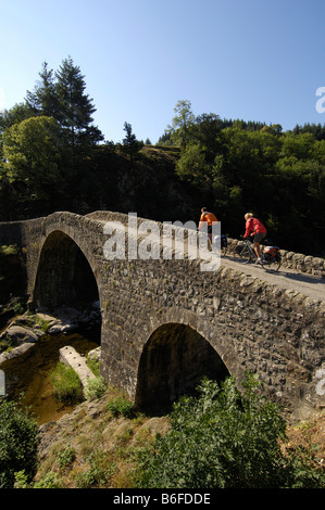 Radfahrer auf einer alten römischen Brücke in der Nähe von Lamastre, Ardèche, Rhônes-Alpes, Frankreich, Europa Stockfoto