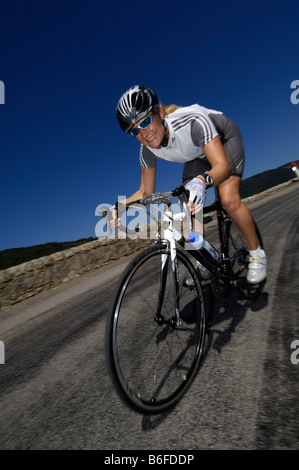 Weibliche Radfahrer auf Mont Mezenc, Ardèche, Rhônes-Alpes, Frankreich, Europa Stockfoto