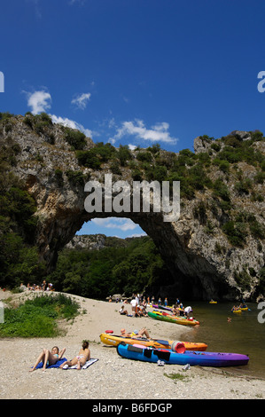 Kajaks gestrandet unter den natürlichen Felsen Bogen-, Vallon Pont d ' Arc, auf der Ardèche, Ardeche, Rhône-Alpes, Frankreich, Europa Stockfoto