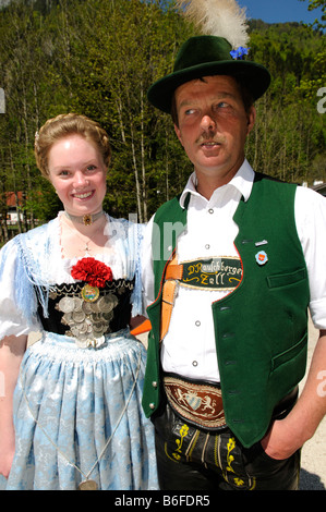 Paar Tracht bei einem Volksfest in Ruhpolding, Chiemgau, Bayern, Deutschland, Europa Stockfoto