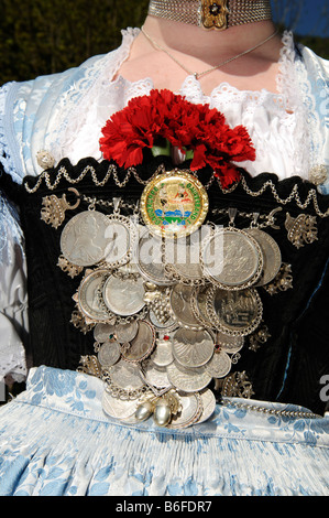 Frau in traditioneller Kleidung, Detail, bei einem Volksfest in Ruhpolding, Chiemgau, Bayern, Deutschland, Europa Stockfoto