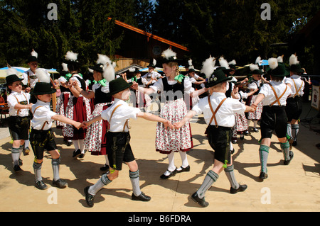 Volkstanz bei einem Volksfest in traditioneller Kleidung in Ruhpolding, Chiemgau, Bayern, Deutschland, Europa Stockfoto
