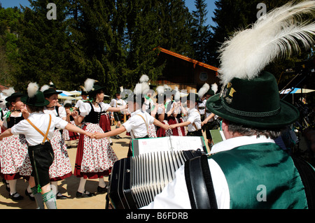 Volkstanz bei einem Volksfest in traditioneller Kleidung in Ruhpolding, Chiemgau, Bayern, Deutschland, Europa Stockfoto