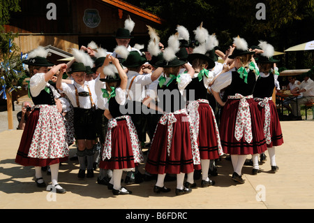 Volkstanz bei einem Volksfest in traditioneller Kleidung in Ruhpolding, Chiemgau, Bayern, Deutschland, Europa Stockfoto