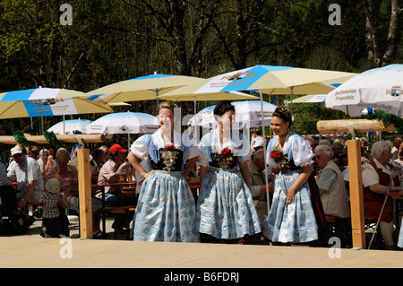 Frau trägt Dirndl, die traditionelle Kleidung bei einem Volksfest in traditioneller Kleidung in Ruhpolding, Chiemgau, Bayern, Deutschland Stockfoto