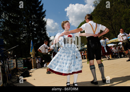 Volkstanz bei einem Volksfest in traditioneller Kleidung in Ruhpolding, Chiemgau, Bayern, Deutschland, Europa Stockfoto