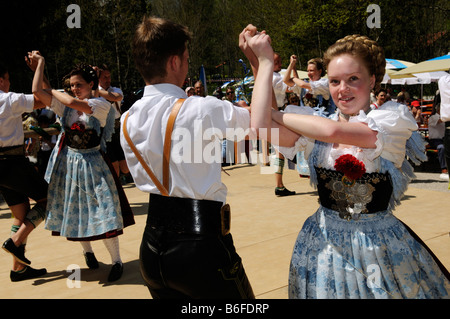 Volkstanz bei einem Volksfest in traditioneller Kleidung in Ruhpolding, Chiemgau, Bayern, Deutschland, Europa Stockfoto