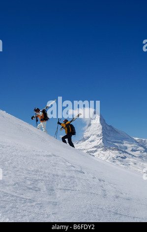 Skifahrer, Freerider mit Ski auf der Gifthittli, Mount Matterhorn, Zermatt, Wallis, Schweiz, Europa Stockfoto