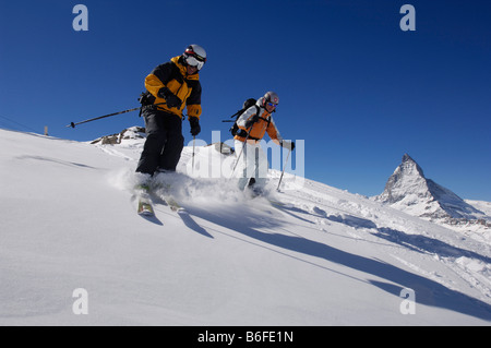 Zurück Langläufer Skifahren Doen den Riffelberg Berg vor dem Berg Matterhorn, Zermatt, Wallis oder Wallis, Schweiz Stockfoto