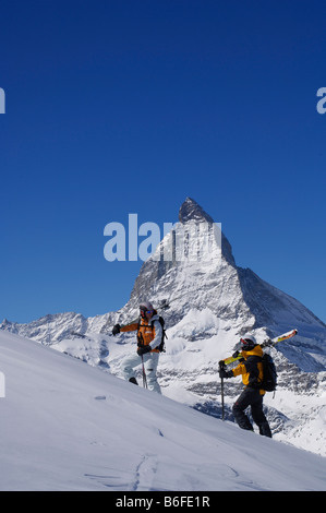 Langläufer auf den Riffelberg Berg vor dem Berg Matterhorn, Zermatt, Wallis oder Wallis, richtet wandern zurück Stockfoto