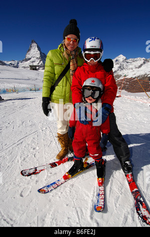 Frau mit Kindern Skifahrer auf dem Riffelberg Berg, Matterhorn, Zermatt, Wallis oder Wallis, Schweiz, Europa Stockfoto