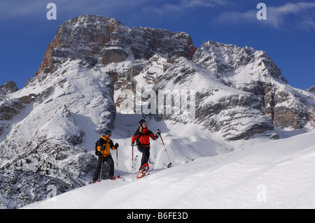 Schneeschuhwanderer auf der Wiese Zwischensprint, hinten die Hohe Gaisl Berg, hoch Pustertal oder Alto Pustertal, Bozen-Bozen Stockfoto