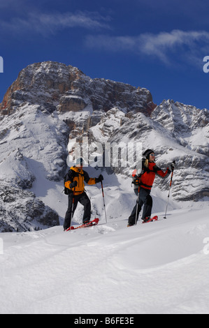 Schneeschuhwanderer auf der Wiese Zwischensprint, hinten die Hohe Gaisl Berg, hoch Pustertal oder Alto Pustertal, Bozen-Bozen Stockfoto