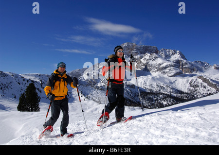 Schneeschuhwanderer auf der Wiese Zwischensprint, hinten die Hohe Gaisl Berg, hoch Pustertal oder Alto Pustertal, Bozen-Bozen Stockfoto