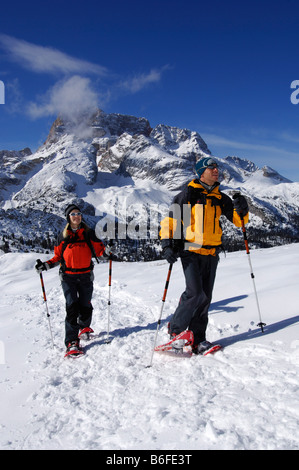 Schneeschuhwanderer auf der Wiese Zwischensprint, hinten die Hohe Gaisl Berg, hoch Pustertal oder Alto Pustertal, Bozen-Bozen Stockfoto