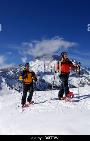 Schneeschuhwanderer auf der Wiese Zwischensprint, hinten die Hohe Gaisl Berg, hoch Pustertal oder Alto Pustertal, Bozen-Bozen Stockfoto